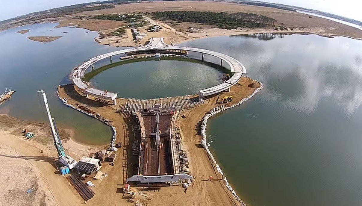 Laguna Garzón Bridge Construction